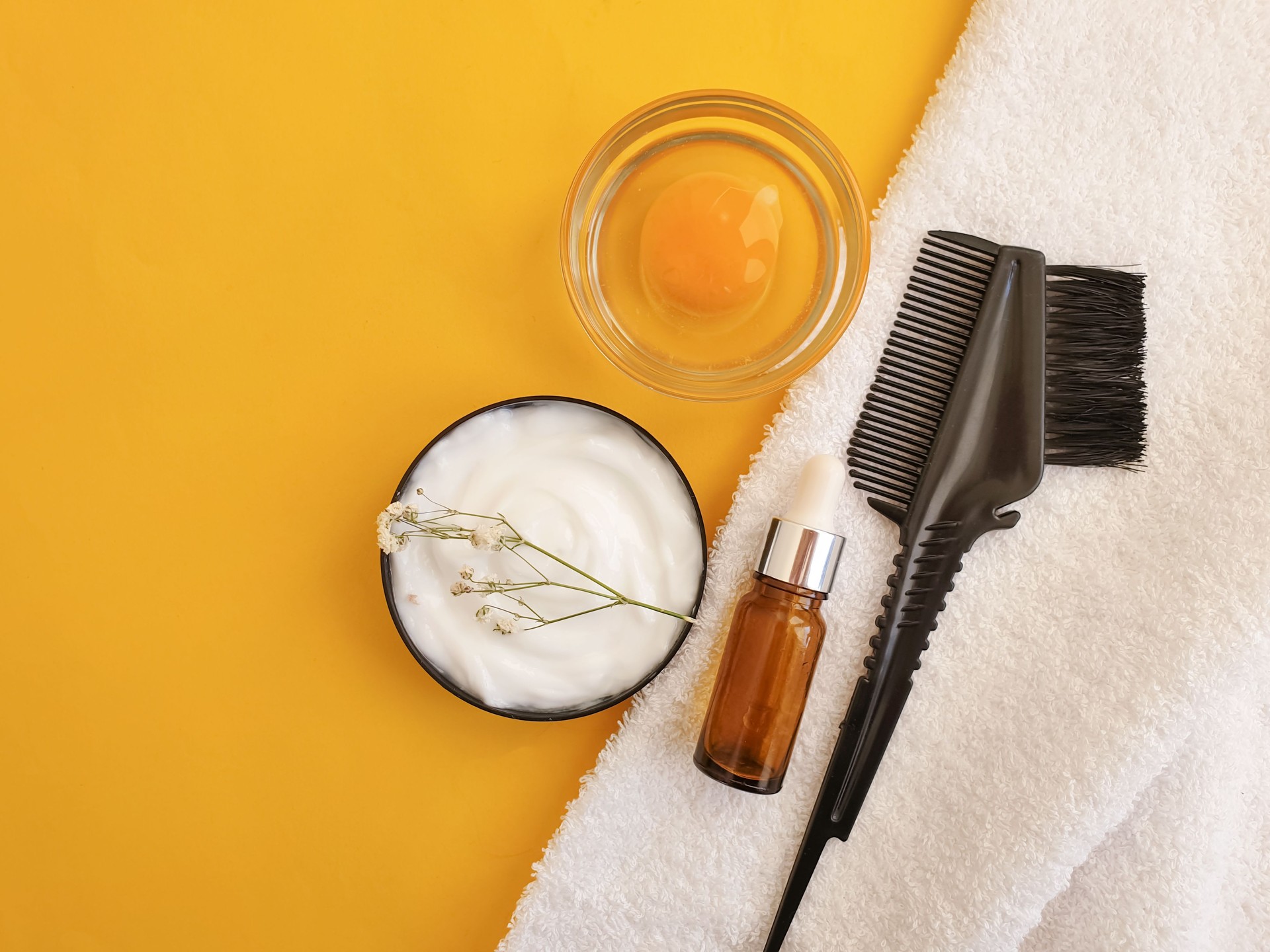 hair mask, comb on a colored background